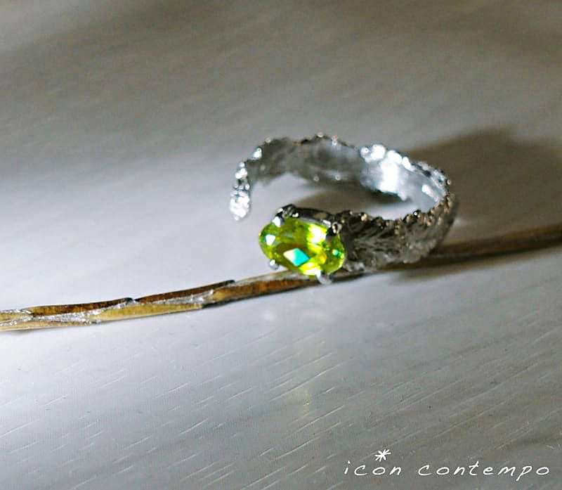 指輪 PT900 グリーンスフェーン リーフオープンリング クロム 虹葉 