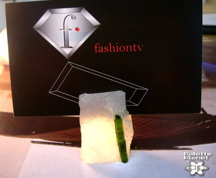 グリーントルマリン原石 カードスタンド 116.5ct 柱状母岩付き