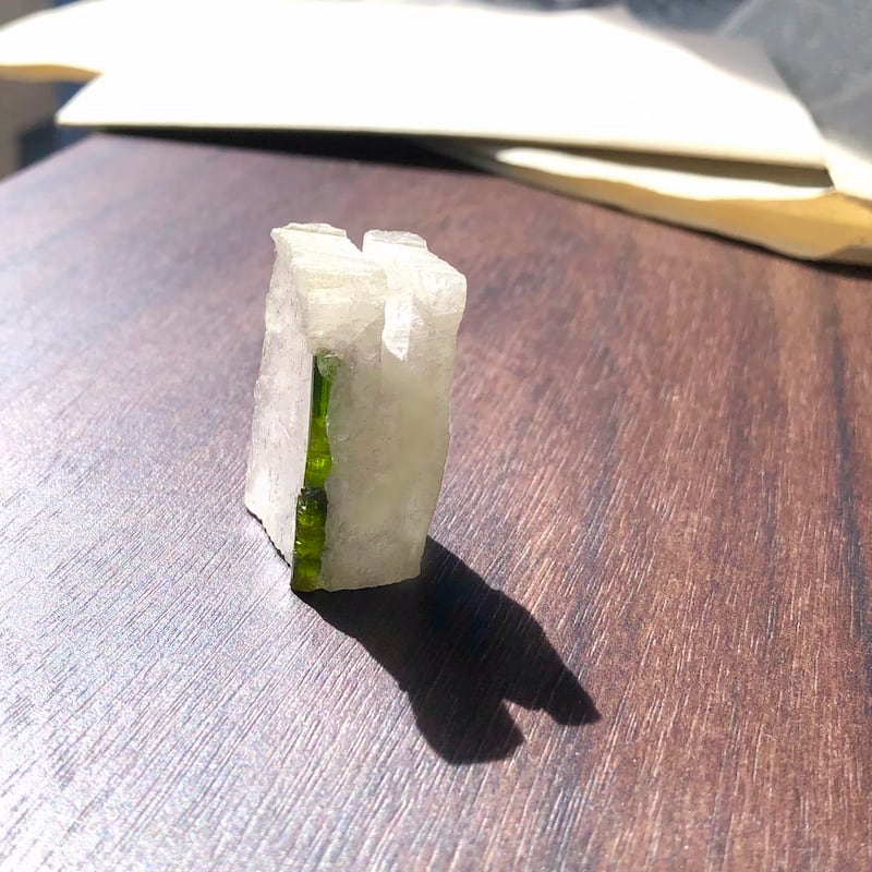 グリーントルマリン原石 カードスタンド 116.5ct 柱状母岩付き