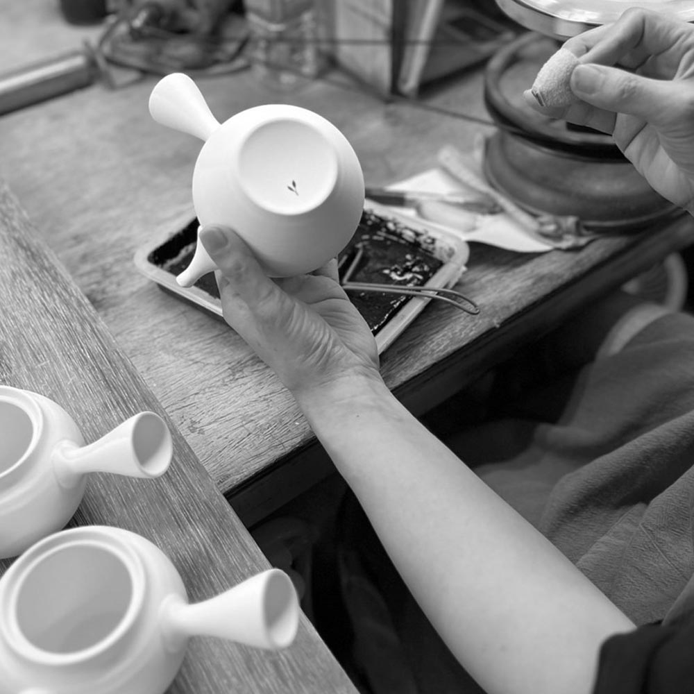 WDH 茶器セット 急須 湯呑2個入り 桐箱入り 錆釉 日本製 贈答 工芸 WDH 茶器セット 急須 湯呑2個入り 桐箱入り 錆釉 日本製 贈答 工芸