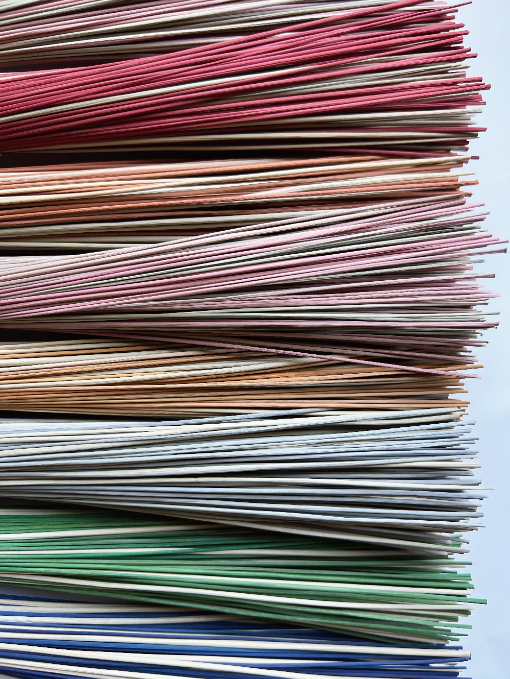 各色の置きい草の拡大写真。職人が丁寧に染め上げた美しい国産い草インテリアの色合い