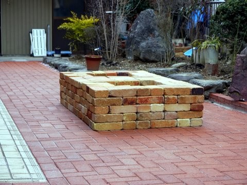 囲炉裏型バーベキューコンロ小レンガキット 別途ゆうパック19箱分の送料が必要です Br0909 あいランドガーデン 通販 Yahoo ショッピング