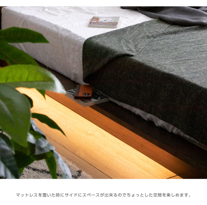 クイーンベッドフレーム 木製スラット LEDライト付き ベッド ロータイプ クイーンサイズ コンセント付き ライト付き
