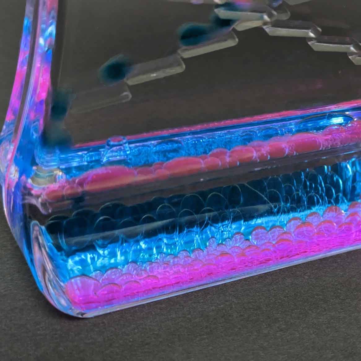 アクリルのオイル砂時計の拡大部分