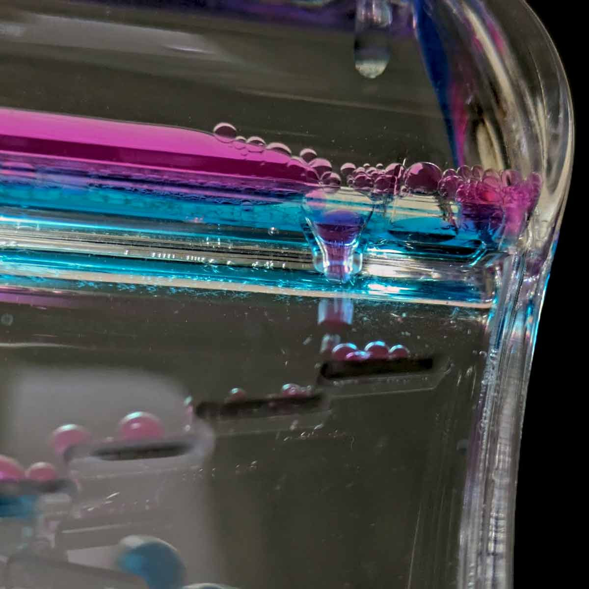 アクリルのオイル砂時計の拡大部分