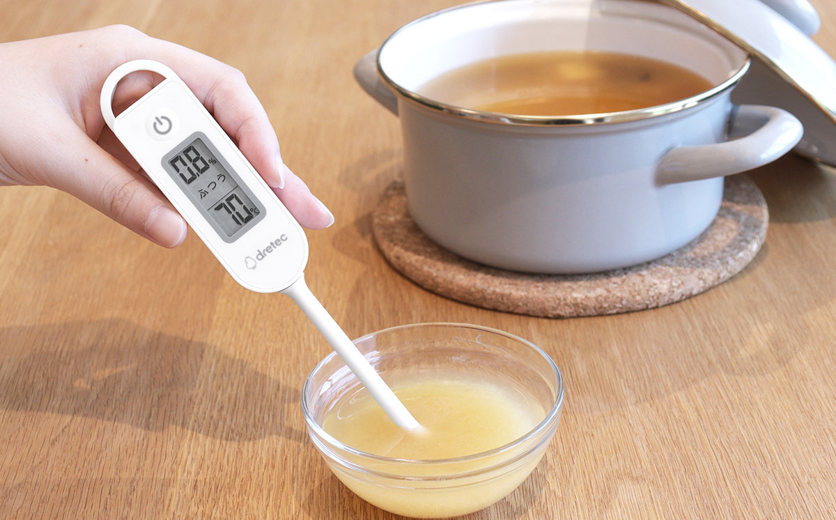 塩分計「しおぽかるん」EN-908で塩分測定と温度測定をしているイメージ