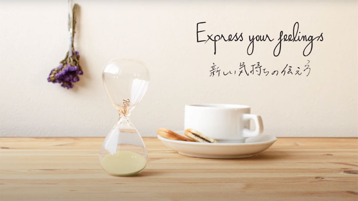 砂時計の中にメッセージプレートが入っているガラス砂時計