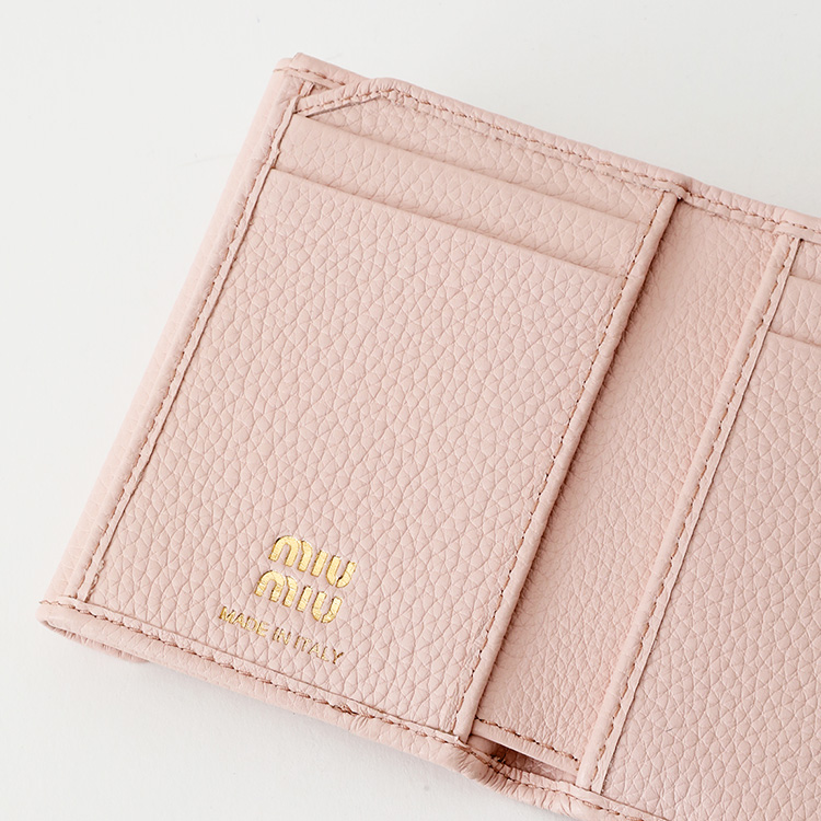 美品 ミュウミュウ 5MH043 ヴィッテロダイノ コンパクトウォレット miu miu（ミュウミュウ） ヴィッテロダイノレザーフラップ付 折り財布