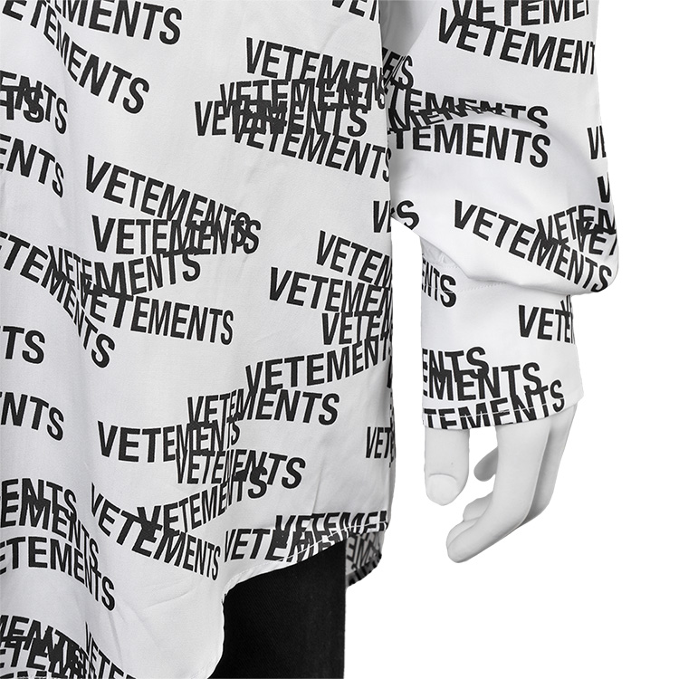 VETEMENTS ロゴプリント シャツ オーバーサイズ VETEMENTS（ヴェトモン） オールオーバー スタンプロゴ オーバーサイズ