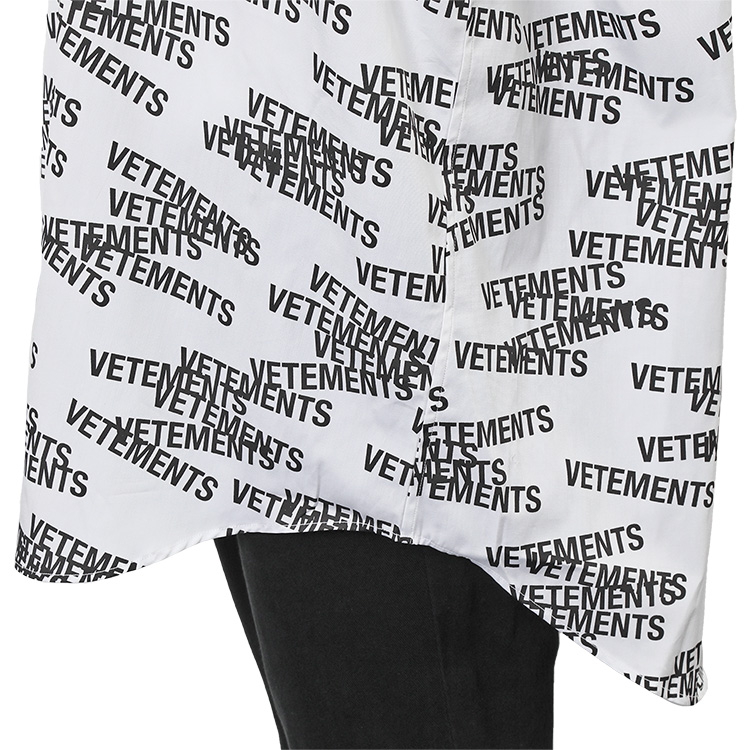 VETEMENTS（ヴェトモン） オールオーバー スタンプロゴ オーバーサイズ