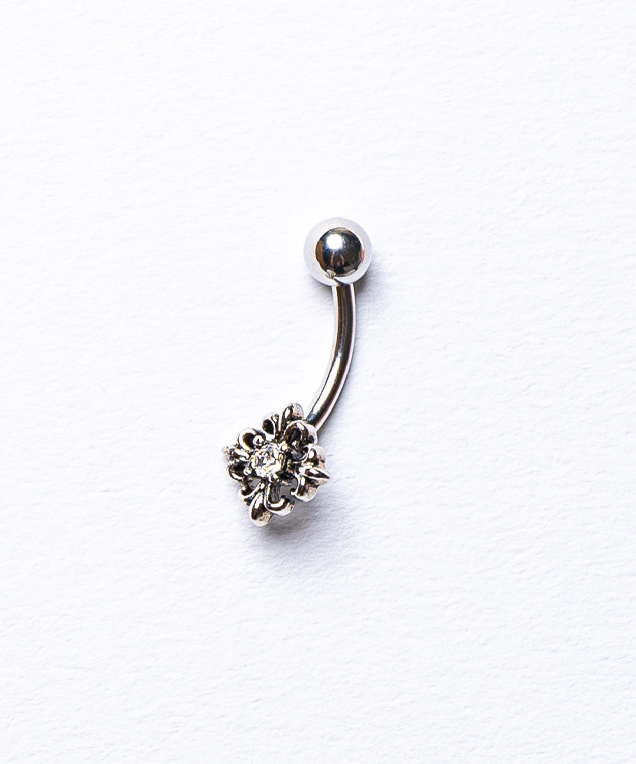 ボディピアス へそピアス 軟骨ピアス バナナバーベル 百合 紋章 モチーフ ストーン シルバー 質感 ビンテージ風 地雷系 サブカル ストリート 韓国ファッション | improves | 01