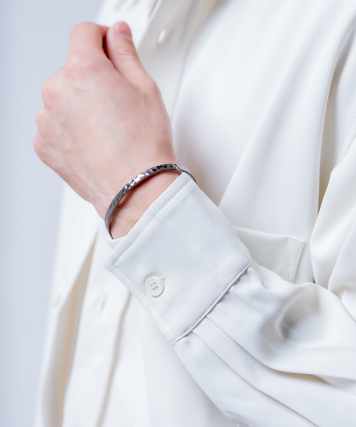 ブレスレット メンズ バングル ガンメタ ハーフバングル アクセサリー 槌目 ツイスト 腕輪 シンプル 韓国ファッション ストリート モード ユニセックス | improves | 02