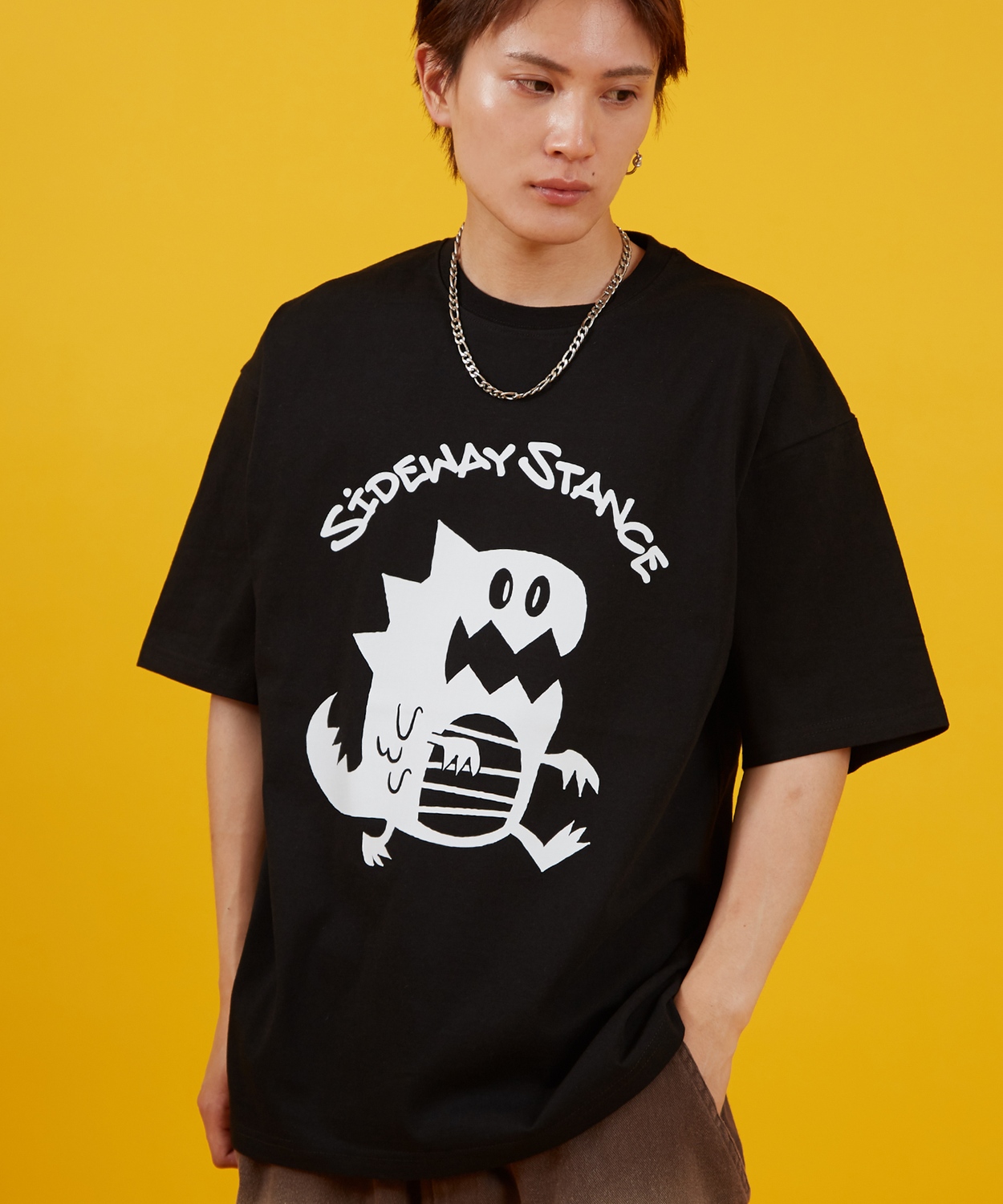 【海外限定】AdoタイポグラフィTシャツ　韓国ソウル限定カラー(Mサイズ) improves（インプローブス） カットソー メンズ SIDEWAY STANCE サイド