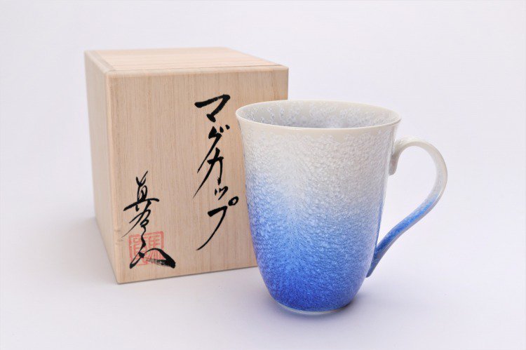 売行き好調の商品 有田焼 真右ェ門窯 藍染水滴 マグカップ (木箱付