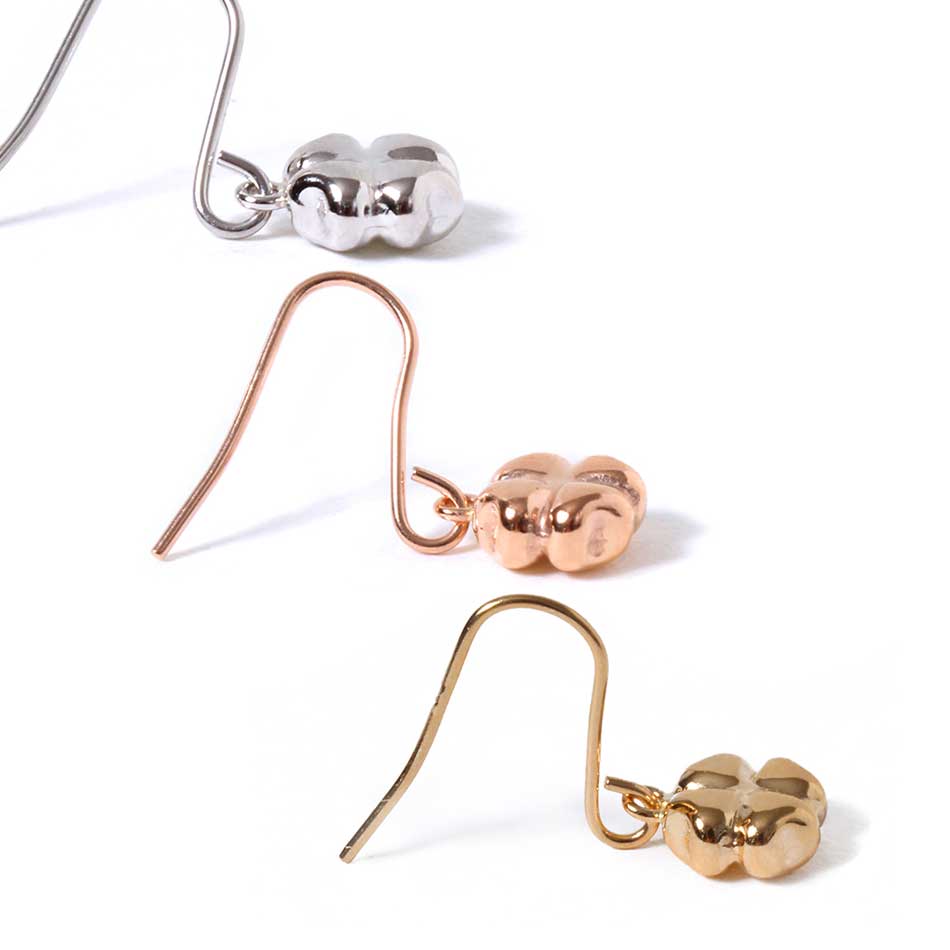 ハッピークローバーチャームピアス ピアス つけっぱなし 小さいレディース K18 18金 18K 地金 揺れるフックピアス クローバー 四葉 交換の画像