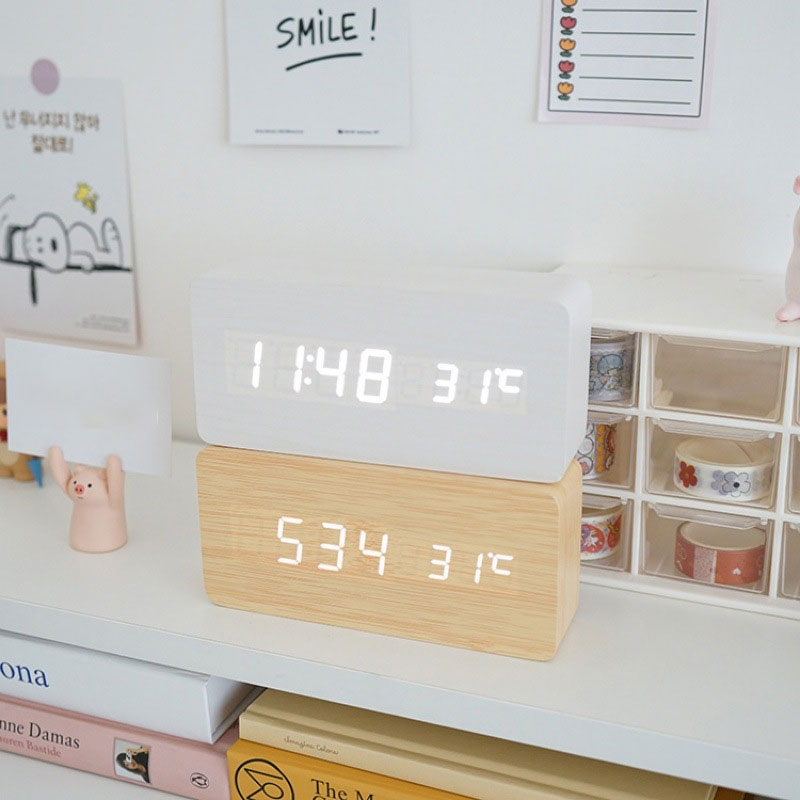 目覚まし時計 置き時計 デジタル時計 卓上時計 アラーム時計 木目調 温度計 カレンダー 振動/音感センサー 輝度調節 設定記憶 USB給電 LED表示 おしゃれ 北欧 |  | 21