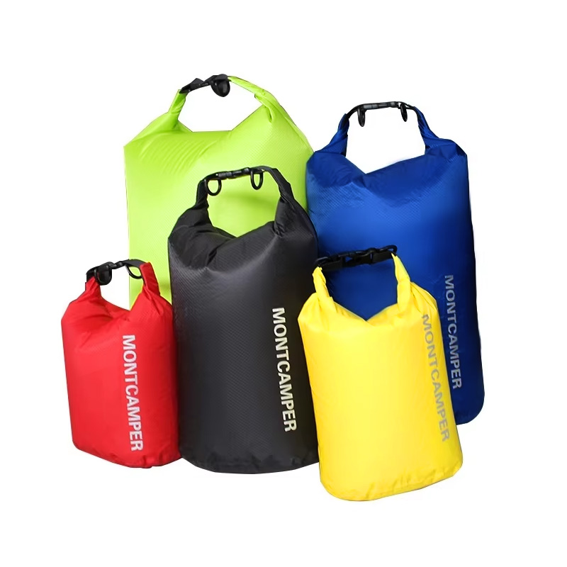 ドライバッグ 防滴性 機能性 Dカン付き 雨の日 サブバッグ バックルで開閉簡単 超軽量 耐摩耗性 3L 小型サイズ 防水バッグ 丸洗い 汚れに強い シンプル |  | 19