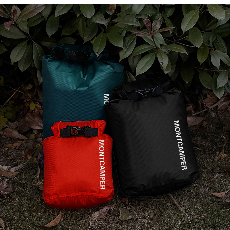 ドライバッグ 防滴性 機能性 Dカン付き 雨の日 サブバッグ バックルで開閉簡単 超軽量 耐摩耗性 3L 小型サイズ 防水バッグ 丸洗い 汚れに強い シンプル |  | 20