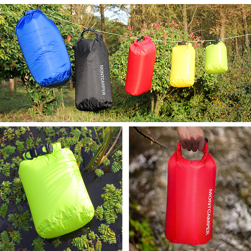 ドライバッグ 防滴性 機能性 Dカン付き 雨の日 サブバッグ バックルで開閉簡単 超軽量 耐摩耗性 3L 小型サイズ 防水バッグ 丸洗い 汚れに強い シンプル |  | 21