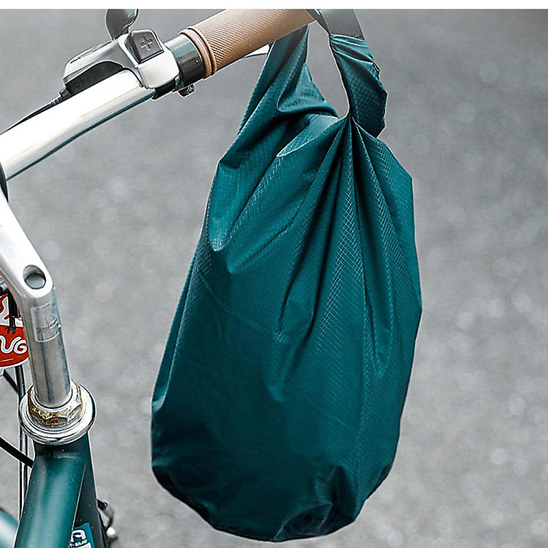 ドライバッグ 防滴性 機能性 Dカン付き 雨の日 サブバッグ バックルで開閉簡単 超軽量 耐摩耗性 3L 小型サイズ 防水バッグ 丸洗い 汚れに強い シンプル |  | 22