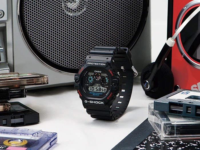 G-SHOCK DW-5900C-9 ホワイト　美品 Gショック 3つ目 N.ハリウッド×Gショック「DW-5900」、“三つ目”の輪郭をホワイトで囲ん