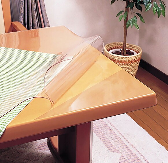 鏡面仕上げのテーブル