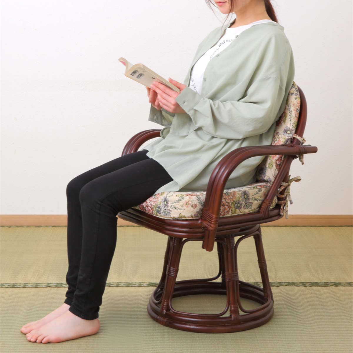 HAGiHARA(萩原) 籐 回転座椅子 座面高42cm 花柄 軽量 ダーク HAGiHARA(萩原) 籐 回転座椅子 座面高42cm 花柄 軽量 ダーク