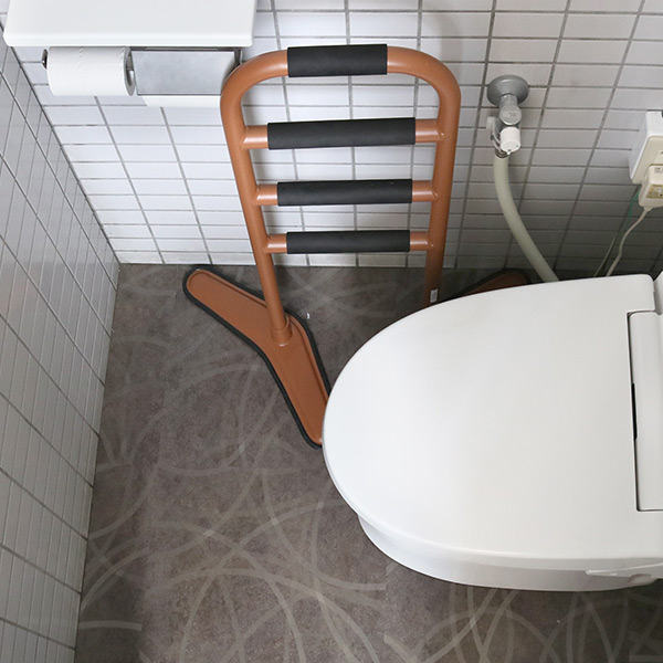 立ち上がり 補助手すり らくらくたっち 介護用品 （ 補助 手すり 立ち上がり手すり サポート 滑り止め付き 角度調節 スチール製 ）_11