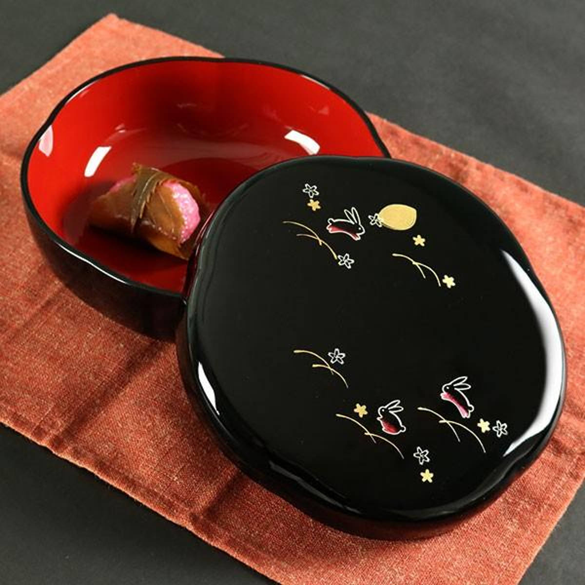巨匠殿村藍田作 菓子器 菓子鉢 漆器 梅図 共箱 菓子器 夢うさぎ 梅型 蓋付き 漆器 器 食器 日本製 （ 菓子入れ 盛鉢