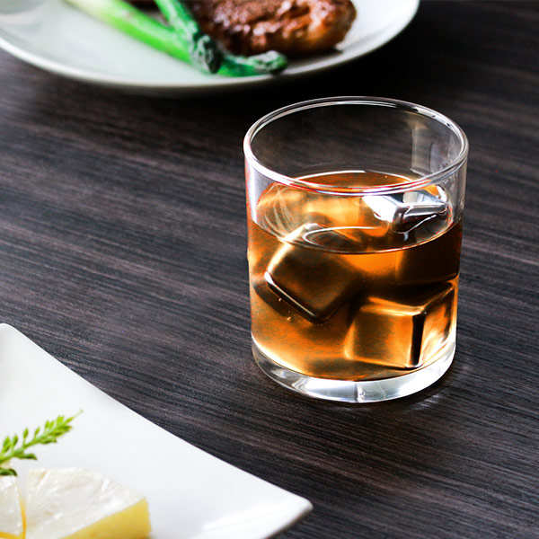 ステンレス氷 溶けない氷 ウィスキーストーン バキュバン VACUVIN ステンレス製 アイスキューブ 4個入り （ 氷 ステンレス 溶けない ウイスキー 焼酎 ワイン ） | ブランド登録なし | 02