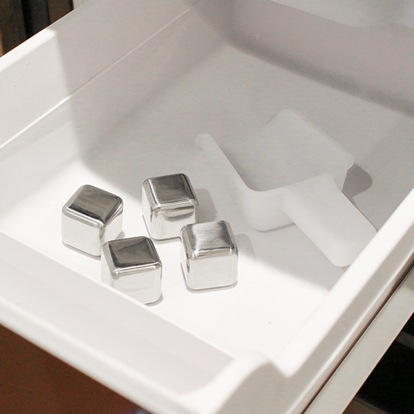 ステンレス氷 溶けない氷 ウィスキーストーン バキュバン VACUVIN ステンレス製 アイスキューブ 4個入り （ 氷 ステンレス 溶けない ウイスキー 焼酎 ワイン ） | ブランド登録なし | 05