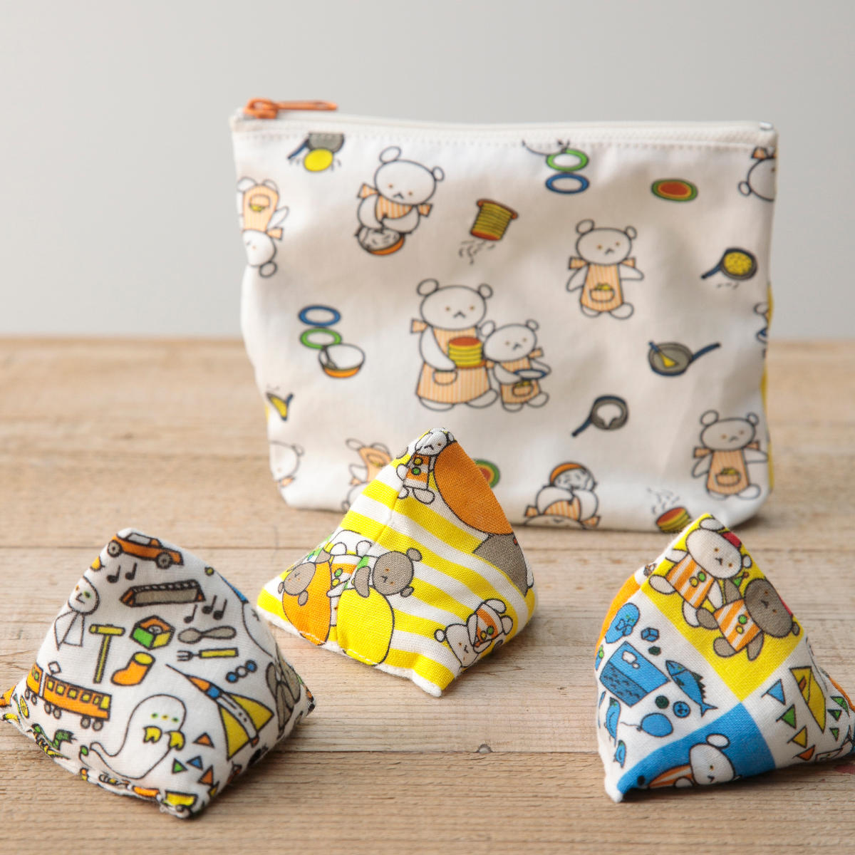 ベビートイ さんかくお手玉とポーチセット こぐまちゃん 綿100% 日本製 （ おもちゃ 絵本 ベビー 赤ちゃん ポーチ付き セット ）