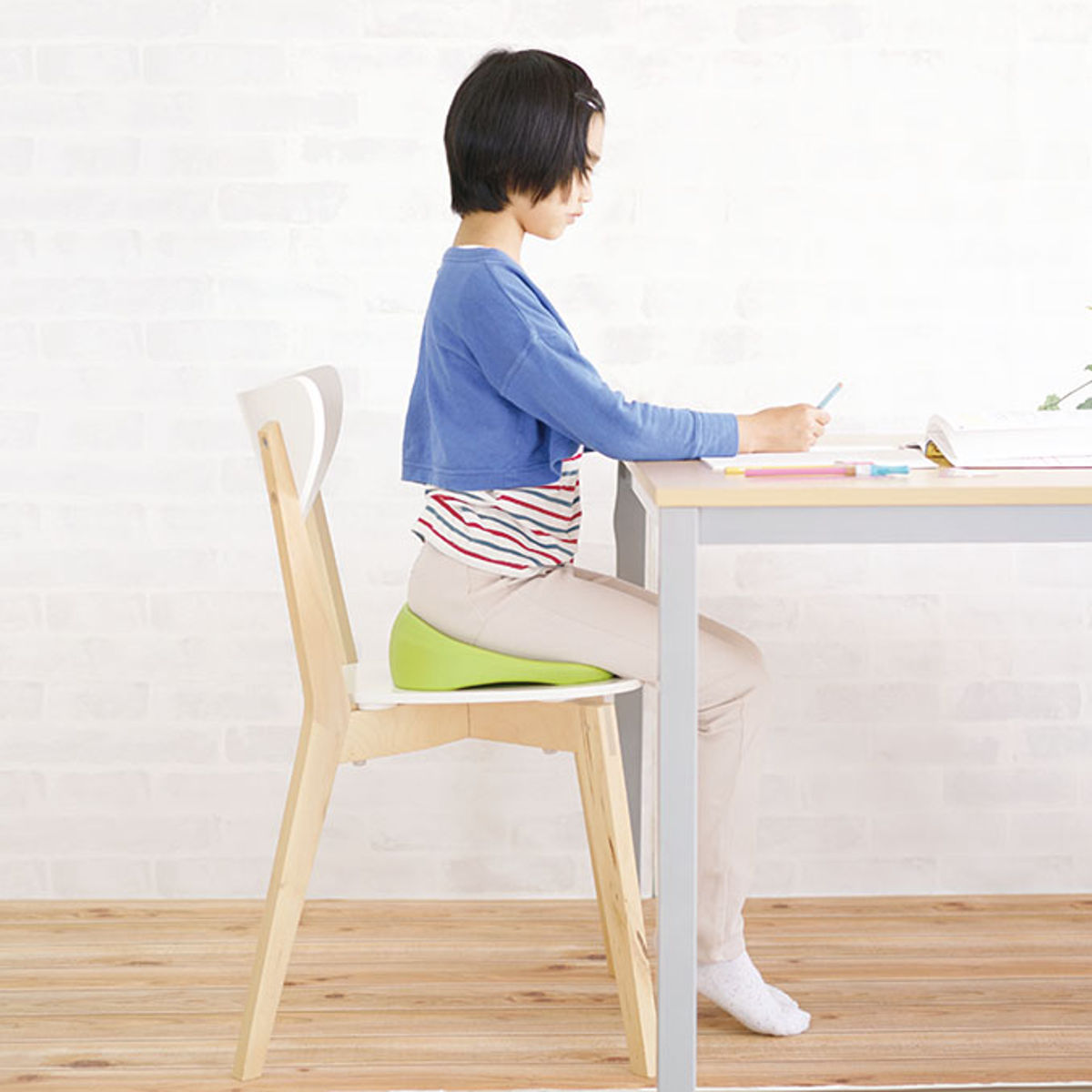 クッション まっすぐ姿勢ですくすくッション キッズ リビガク （ 子供