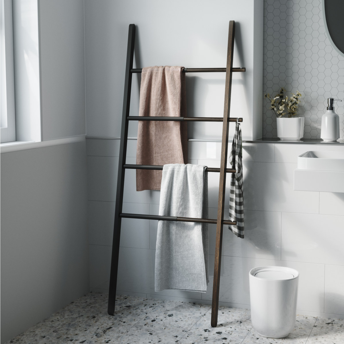 Umbra（アンブラ） ハブ ラダーラック ハンガーラック 幅40.6〜61cm