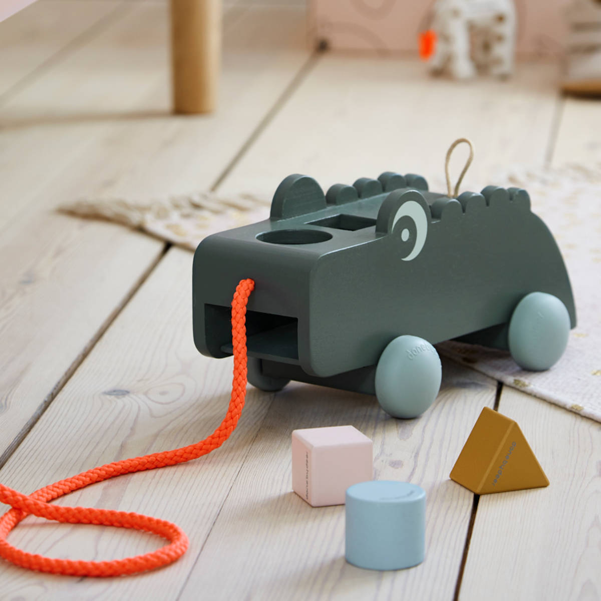 おもちゃ プルトイ ソーティングボックス Done by deer 赤ちゃん 引き車 木製 ( 知育玩具 玩具 ベビー 子ども キッズ 幼児 かわいい プレゼント )