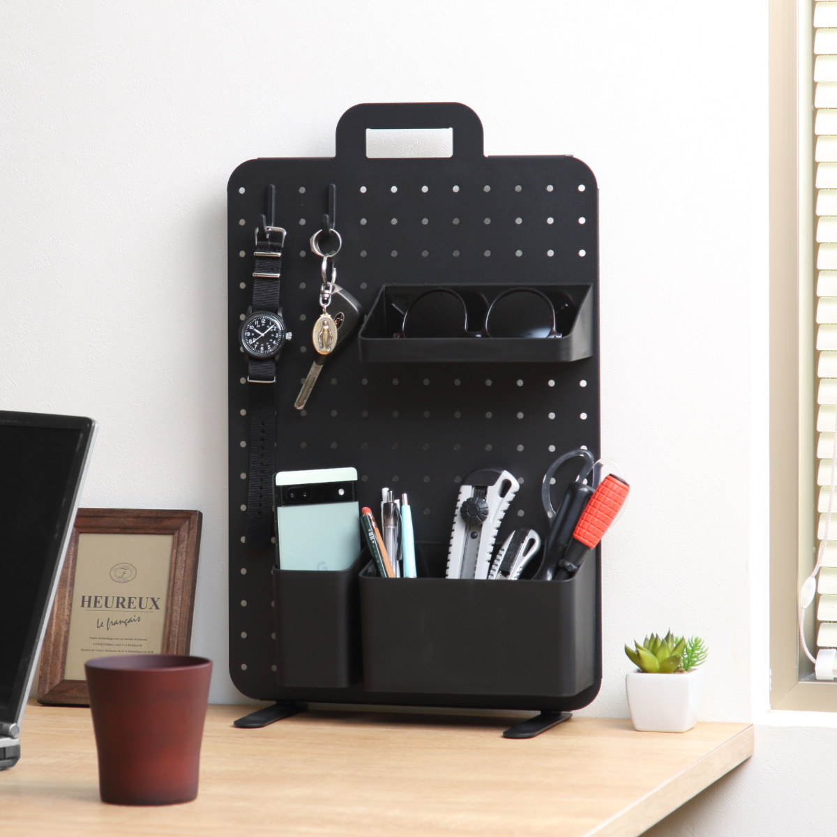ペグボード14個 ブラック&レッド ペグボード 幅30×高さ42cm ハンドル付き 卓上 収納 （ パンチング