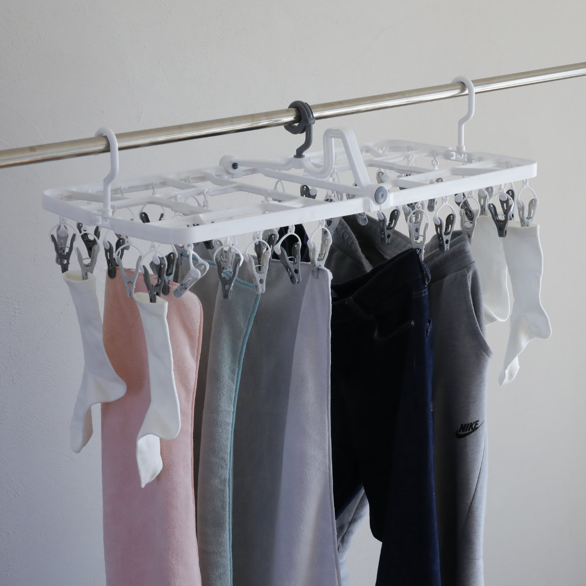 洗濯ハンガー The hangers 42ピンチ 引っ張って取り込めるランドリーハンガー （ 洗濯 ハンガー フック ピンチ 洗濯ばさみ 3点フック 折りたたみ ）