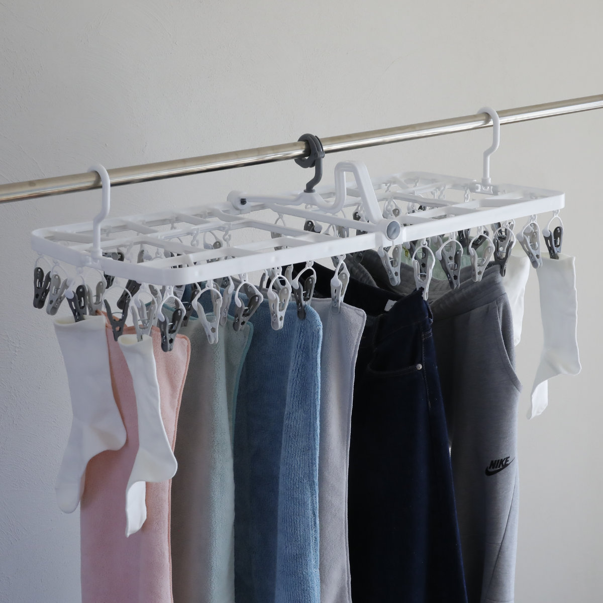 洗濯ハンガー The hangers 52ピンチ 引っ張って取り込めるランドリーハンガー （ 洗濯 ハンガー フック ピンチ 洗濯ばさみ 3点フック 折りたたみ ）