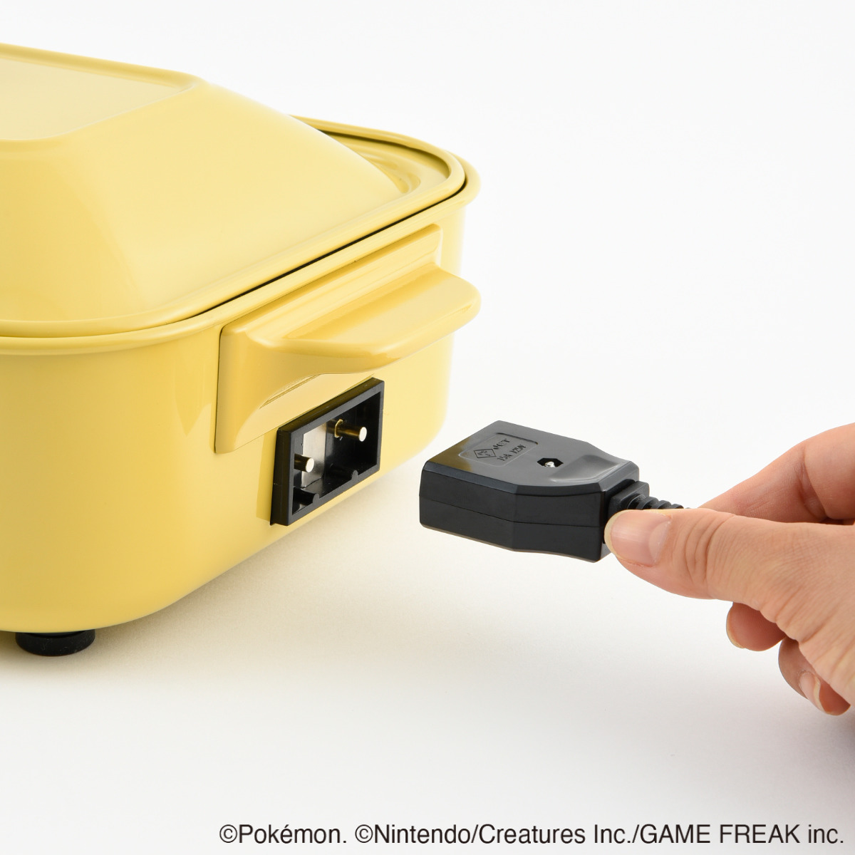 ポケモン　BRUNO コラボ　ブルーノ　コンパクトホットプレート　イエロー Amazon | BRUNO ポケモン コンパクトホットプレート イエロー BOE118