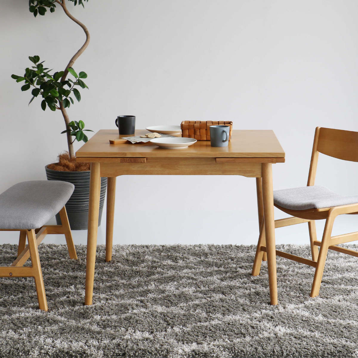 美術品・アンティーク・コレクション 木製座卓 光沢仕上げ 90cm x 115cm