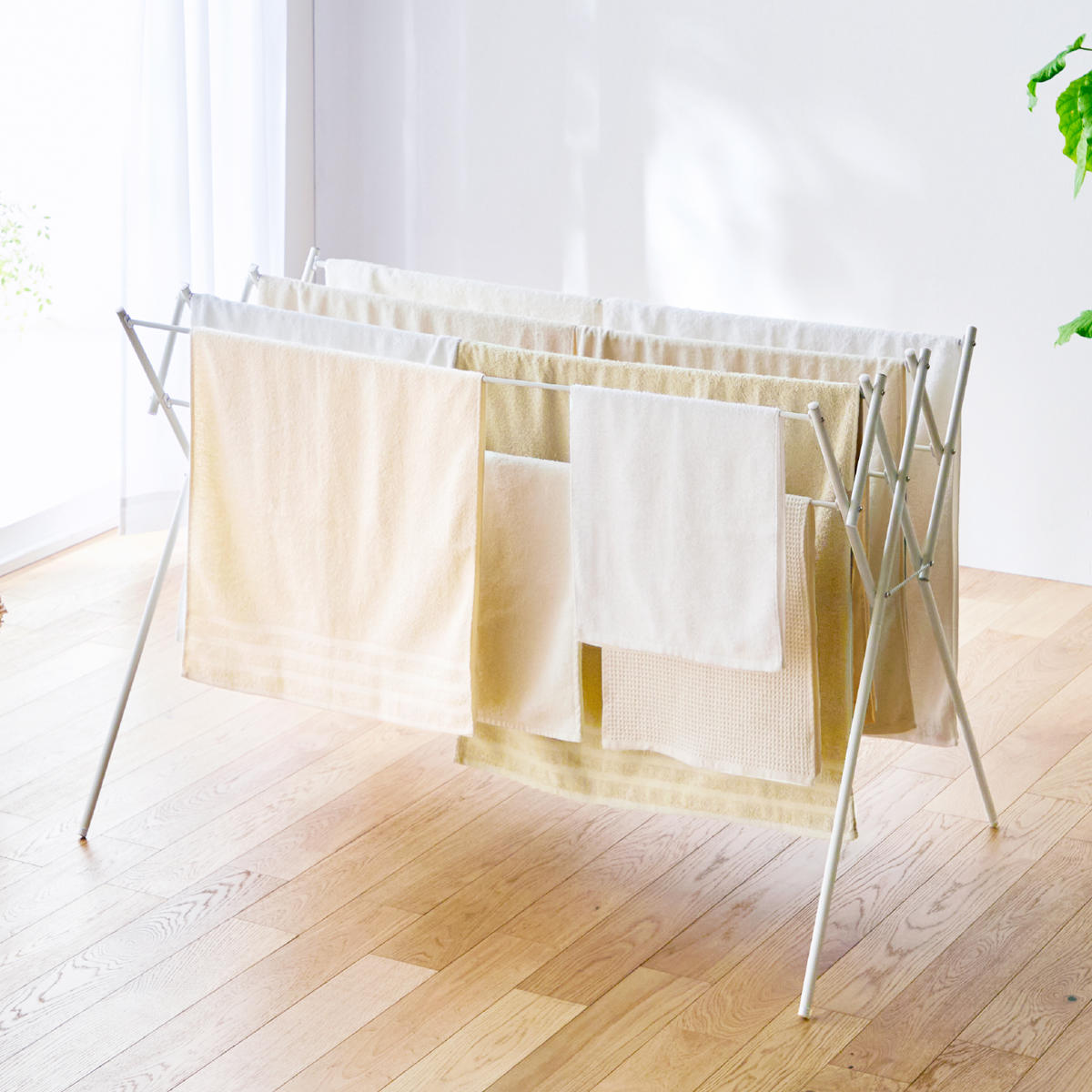 室内物干し 物干しスタンド 伸縮タイプ マットホワイト タオル干し 幅70〜126cm （ 物干し スタンド 伸縮 室内 折りたたみ 軽量 布団 ハンガー シンプル ）