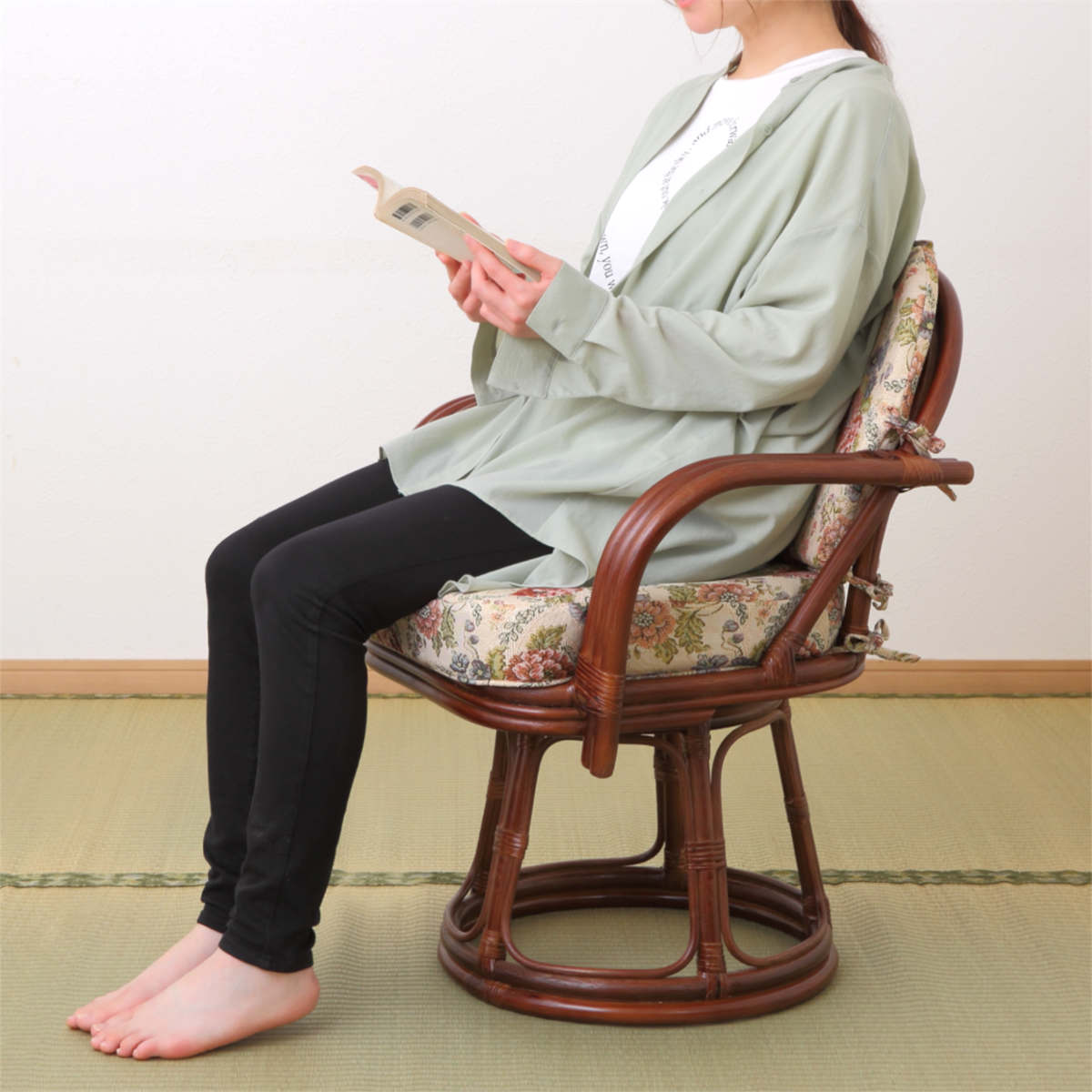 HAGiHARA（萩原） 籐 回転座椅子 座面高42cm 花柄 軽量 ライトブラウン