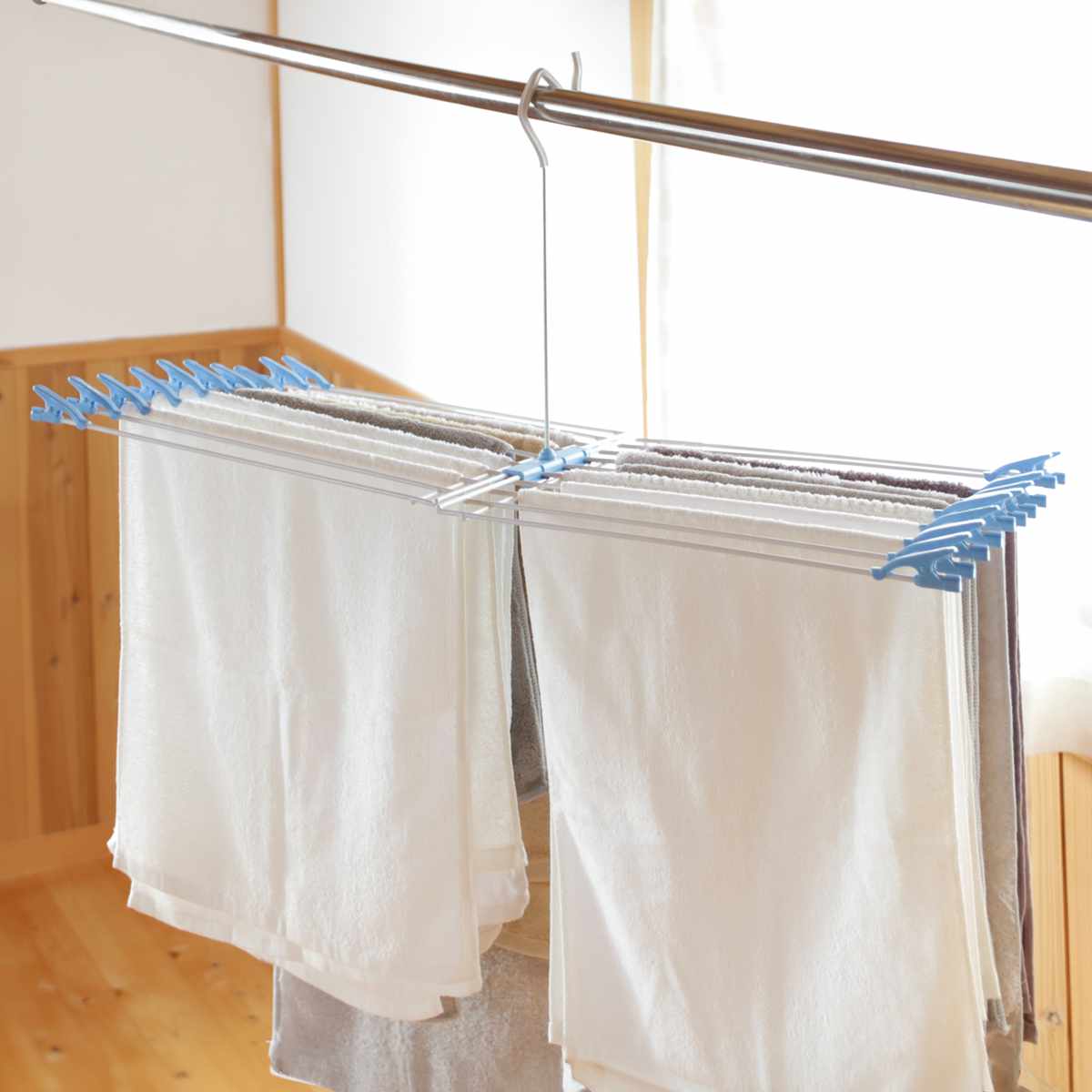 タオルハンガー 折りたたみ式 物干し バネ付きクリップ 20枚掛け （ タオル ハンガー タオル干し 洗濯ハンガー 20ピンチ クリップ付き ）