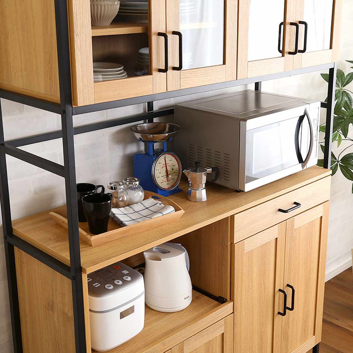 【美品】キッチンボード 食器棚 コンセント付 スライド棚 木目調 高級感 ホームテイスト（HOME taste） 食器棚 幅122.6cm 木目調 2口コンセント