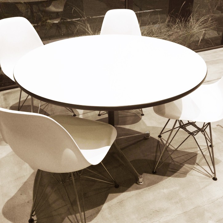 イームズコントラクトベーステーブル 丸テーブル 90.5cm 65cm ホワイト 