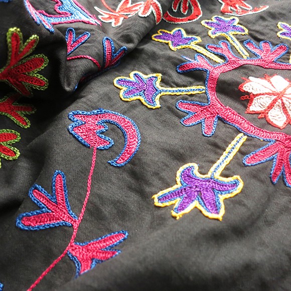 ウズベキスタンの刺繍布 スザンニ（スザニ）小さいピース黒い地に