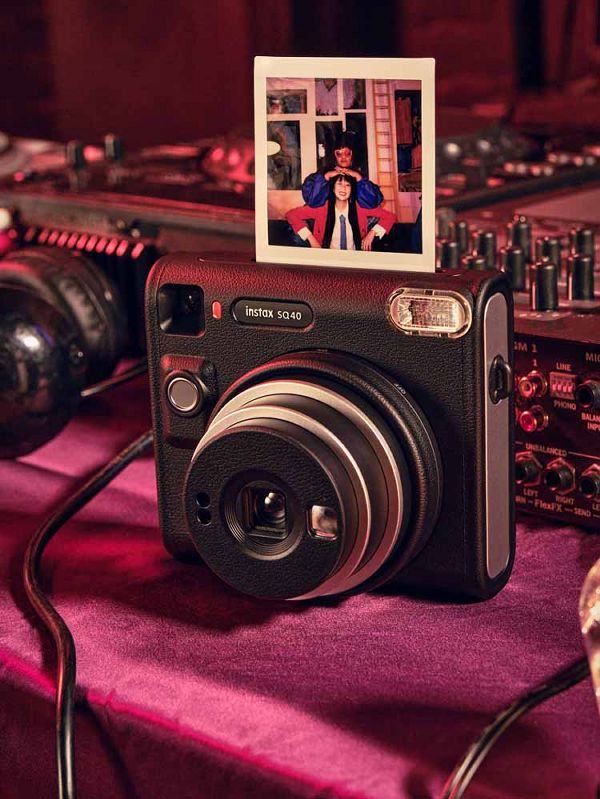 フジインスタントカメラ FUJIFILM (フジフィルム) インスタントカメラ 通電確認のみ 現状