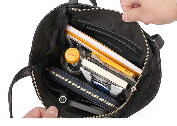 DECADE（ディケイド） クマチャーム付き オイルドレザー トートバッグ