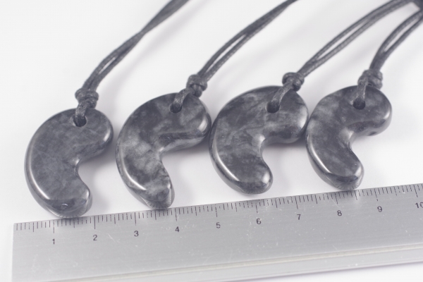 糸魚川産黒翡翠勾玉ペンダント