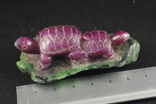 ルビーインゾイサイト亀彫刻